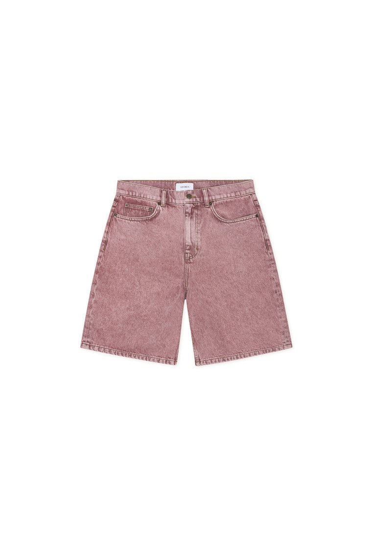 Denim-Shorts in verblasstem Rosaton, mit hoher Taille, fünf Taschen, Knopfleiste und leichten Used-Effekten.