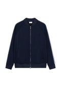 Marineblaue Zip-Jacke mit Raglanärmeln, zwei Fronttaschen und weißen Seitenstreifen. Mit einem gerippten Kragen und subtilen Logodetails.