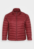 Die rote Puffjacke verfügt über einen hohen Kragen und ein horizontal gestepptes Design, gefertigt aus glattem, leichtem Material mit einem durchgehenden Reißverschluss.