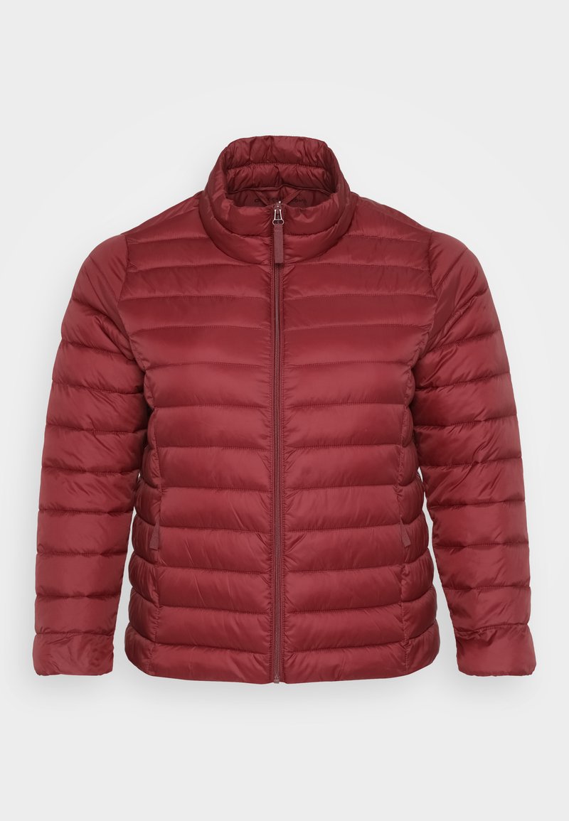 Die rote Puffjacke verfügt über einen hohen Kragen und ein horizontal gestepptes Design, gefertigt aus glattem, leichtem Material mit einem durchgehenden Reißverschluss.