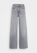 Helle graue Denim-Hosen mit weitem Bein, hoher Taille, Gürtelschlaufen, Fronttaschen und einem rohen Saum mit dezentem vertikalem Muster.