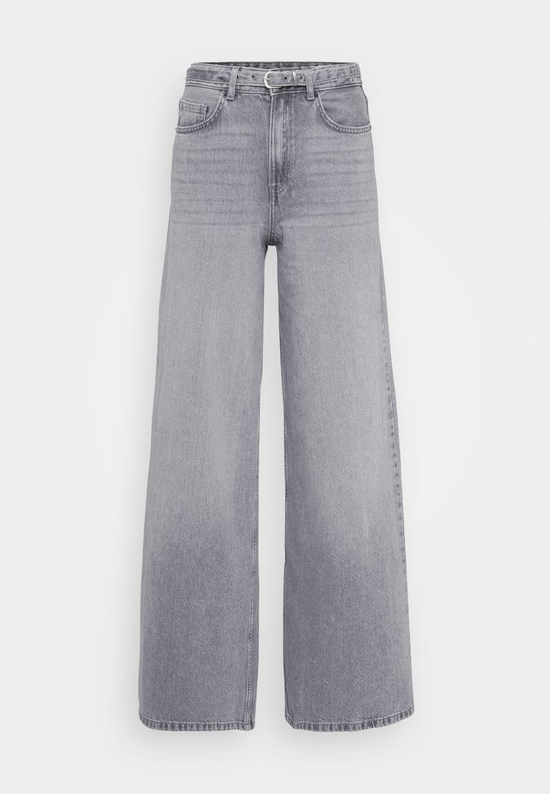 Helle graue Denim-Hosen mit weitem Bein, hoher Taille, Gürtelschlaufen, Fronttaschen und einem rohen Saum mit dezentem vertikalem Muster.