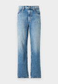 Hellblaue Jeans aus Denim mit geradem Schnitt. Merkmale sind eine ausgewaschene Optik, fünf Taschen und Gürtelschlaufen am Bund.