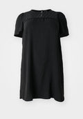 Schwarzes Kleid mit kurzen Ärmeln, strukturiertem Spitzeneinsatz am Rundhalsausschnitt, lockerer Passform und einem subtilen A-Linien-Schnitt. Einfarbiger Stoff ohne Muster.