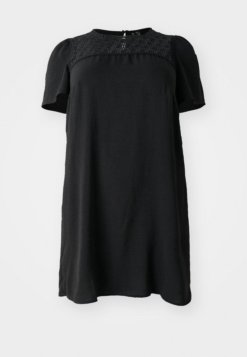 Schwarzes Kleid mit kurzen Ärmeln, strukturiertem Spitzeneinsatz am Rundhalsausschnitt, lockerer Passform und einem subtilen A-Linien-Schnitt. Einfarbiger Stoff ohne Muster.