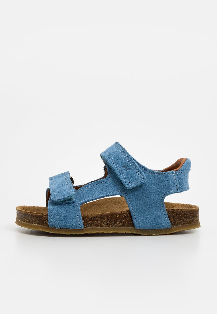 Blaue Wildleder-Sandale mit offenem Zehenbereich, verstellbaren Klettverschlüssen, Kork-Fußbett und flacher Gummisohle.