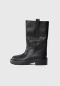 Schwarze Lederstiefel bis zum Knie mit schlankem Design, ausgestattet mit einer dicken Sohle und einem seitlichen Zugschlauf für ein einfaches Anziehen. Auffällige Nähte.