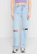 Hellblaue Jeans aus Denim mit lockerer Passform, die an den Knien ausgefranste Risse aufweisen und in einem mittleren Waschgang verarbeitet sind. Klassisches Fünf-Taschen-Design mit Knopfverschluss.