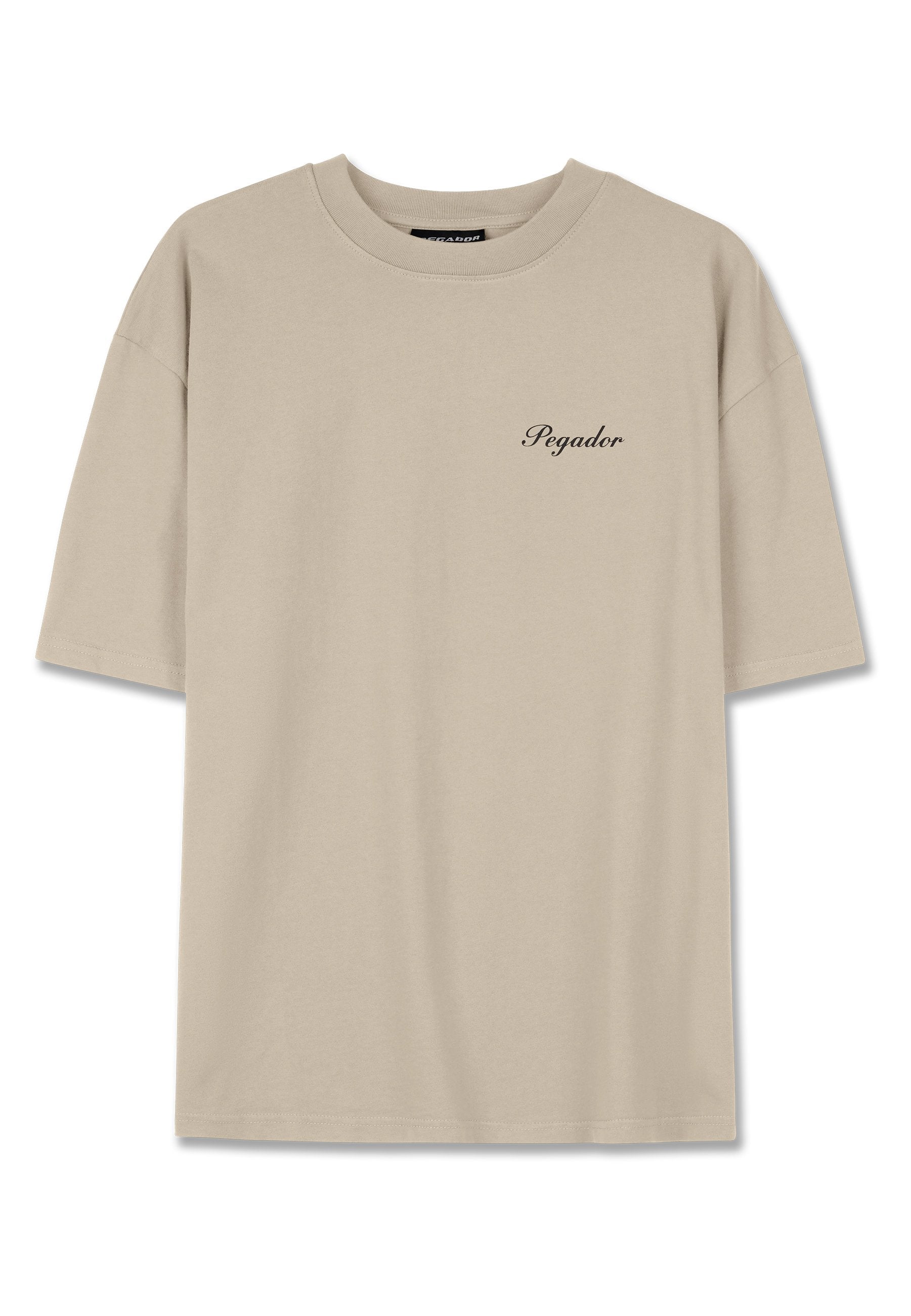 Beige Baumwoll-T-Shirt mit lockerer Passform, kurzen Ärmeln und einem kleinen schwarzen "Pegador"-Logo auf der linken Brust. Glatte Textur, Rundhalsausschnitt-Design.
