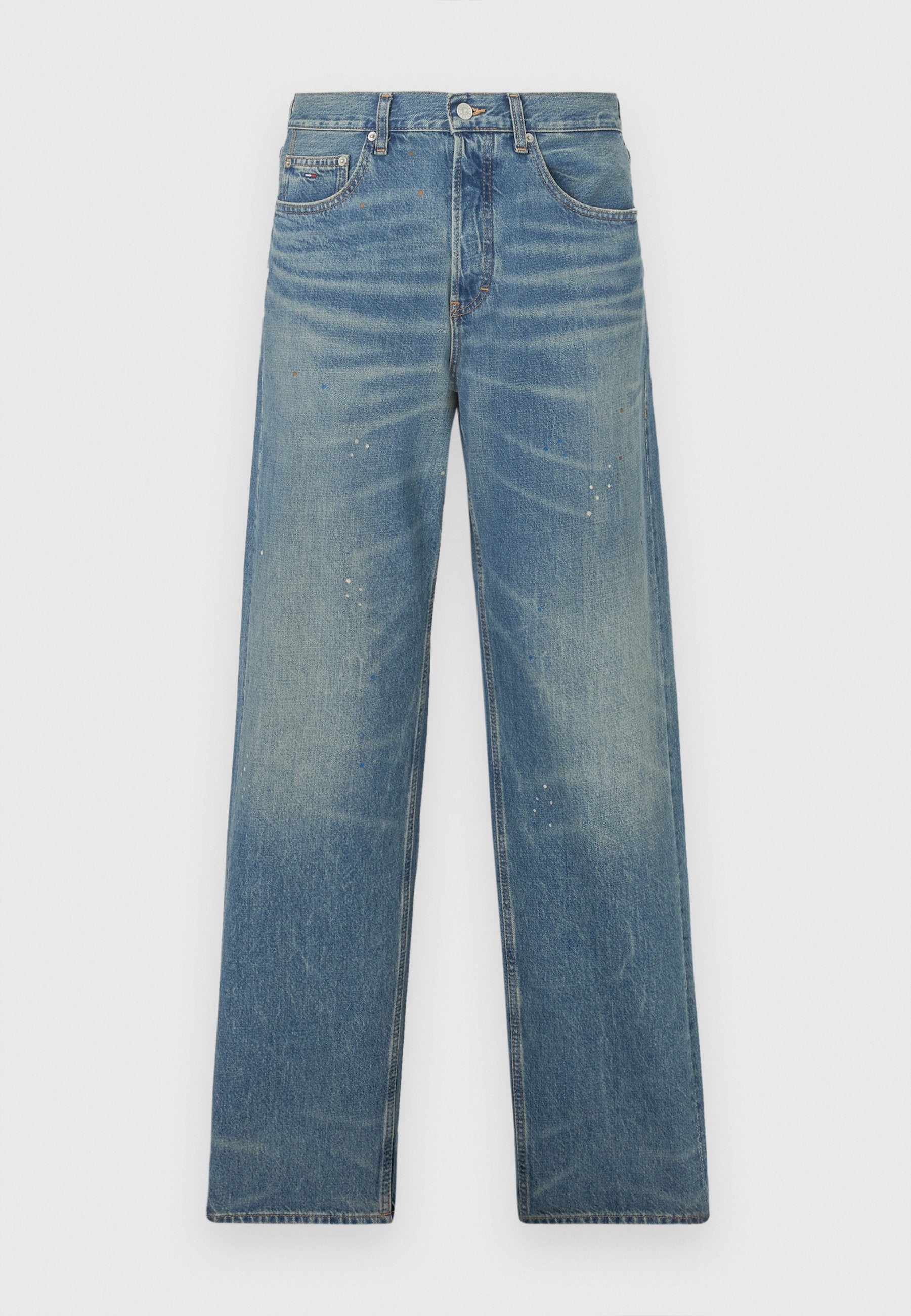 Blaue gerade Jeans mit ausgebleichtem Denim, leichten Farbspritzern, Knopfverschluss und Fünf-Taschen-Design auf einem weißen Hintergrund.