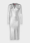 Silbernes, metallisches Kleid mit einem Kragen, langen Ärmeln und einer taillierten Silhouette. Der Stoff hat eine strukturierte, schimmernde Oberfläche.