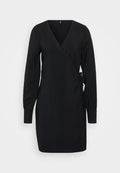Schwarzes Wickelkleid mit V-Ausschnitt, langen Ärmeln und einem schmalen Gürtel in der Taille. Aus glattem Stoff mit leichtem Glanz, minimalistischem Design.