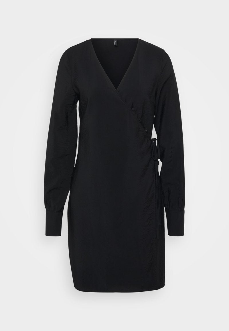 Schwarzes Wickelkleid mit V-Ausschnitt, langen Ärmeln und einem schmalen Gürtel in der Taille. Aus glattem Stoff mit leichtem Glanz, minimalistischem Design.