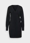 Schwarzes Wickelkleid mit V-Ausschnitt, langen Ärmeln und einem schmalen Gürtel in der Taille. Aus glattem Stoff mit leichtem Glanz, minimalistischem Design.