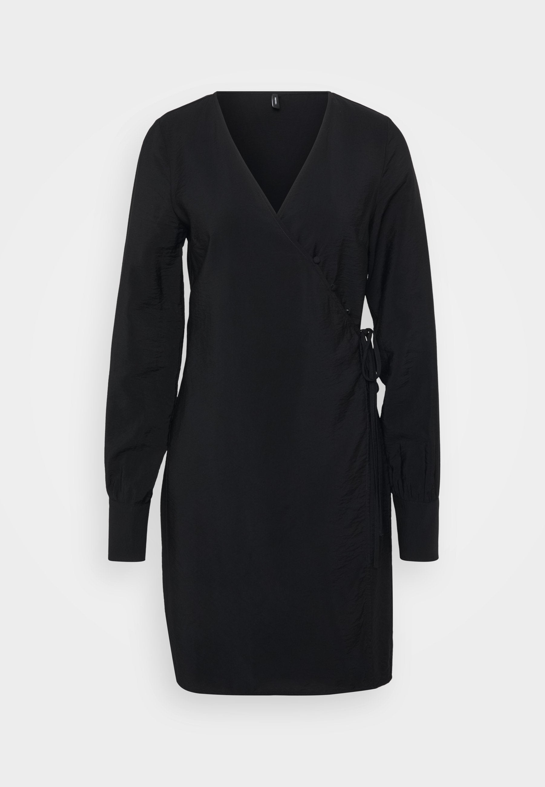 Schwarzes Wickelkleid mit V-Ausschnitt, langen Ärmeln und einem schmalen Gürtel in der Taille. Aus glattem Stoff mit leichtem Glanz, minimalistischem Design.