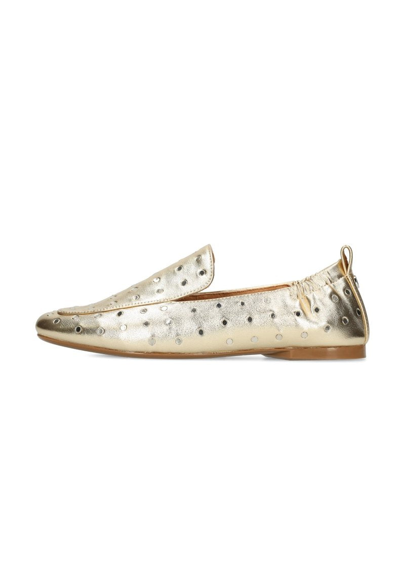 Goldfarbenes, flaches Schuhmodell mit abgerundetem Zehenbereich, das ausgestanzte kreisförmige Muster und einen flexiblen, elastischen Fersenteil aufweist. Glatte Oberfläche, minimalistisches Design.