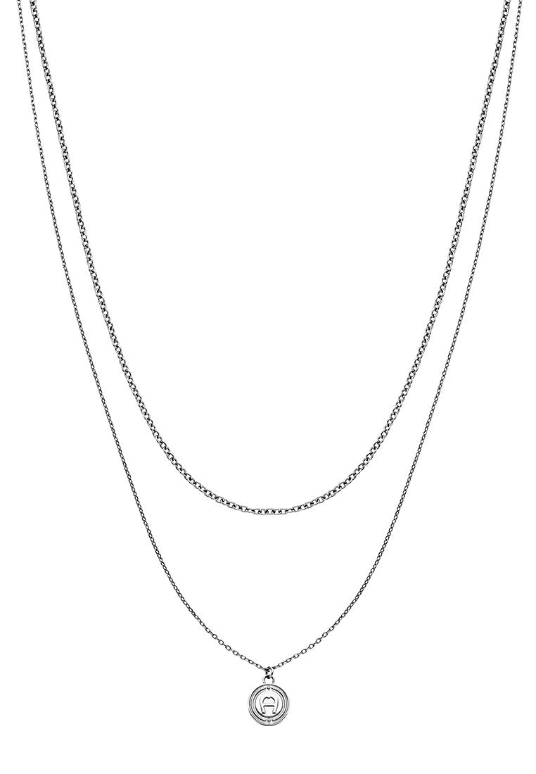 Silberfarbener, mehrschichtiger Halsreifen mit zwei Ketten unterschiedlicher Längen, mit einem Anhänger, der ein kreisförmiges Design in der Mitte zeigt.