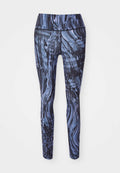 Schwarz-blaue marmorierte Leggings mit einem hohen Taillenbund. Hergestellt aus dehnbarem Stoff, mit einer glatten Textur und einem enganliegenden Design.