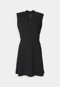 Schwarzes ärmelloses Kleid mit hohem Ausschnitt, gefälteltem Detail, tailliertem Oberteil und einem ausgestellten Rock mit knielangem Saum.