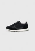 Schwarzer Low-Top-Sneaker mit Obermaterial aus Wildleder und Mesh, weißer gepolsterter Sohle, Schnürverschluss und dezentem Markenlogo an der Seite.