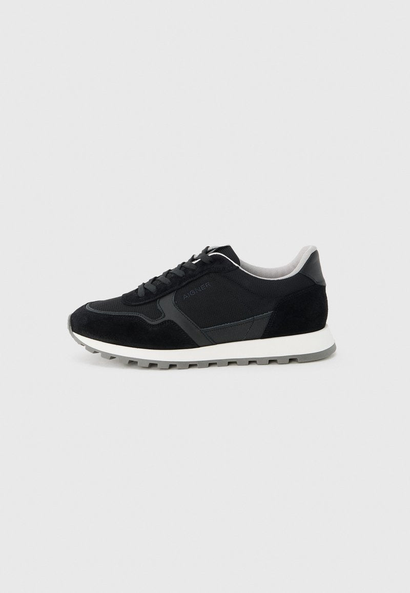 Schwarzer Low-Top-Sneaker mit Obermaterial aus Wildleder und Mesh, weißer gepolsterter Sohle, Schnürverschluss und dezentem Markenlogo an der Seite.