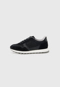 Schwarzer Low-Top-Sneaker mit Obermaterial aus Wildleder und Mesh, weißer gepolsterter Sohle, Schnürverschluss und dezentem Markenlogo an der Seite.