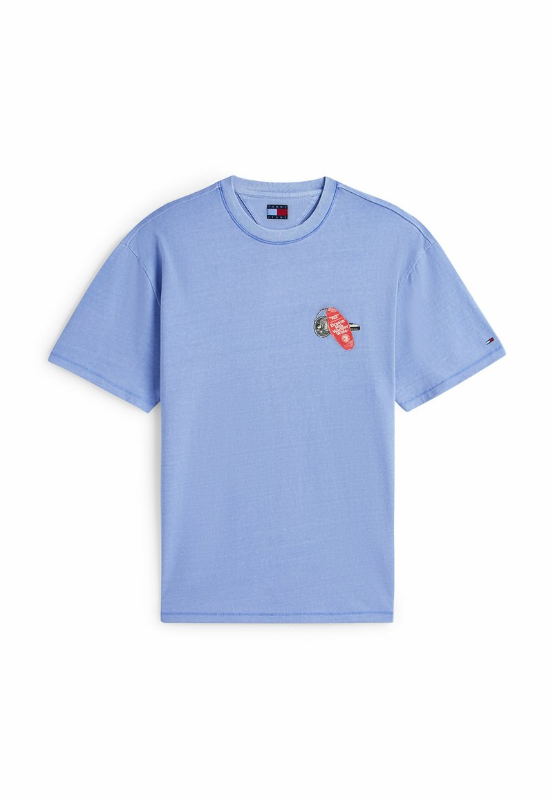 Hellblaues Baumwoll-T-Shirt mit kurzen Ärmeln, ausgestattet mit einem kleinen Grafikdesign eines Mikrofons, umrahmt von einem roten Etikett auf der linken Brust.