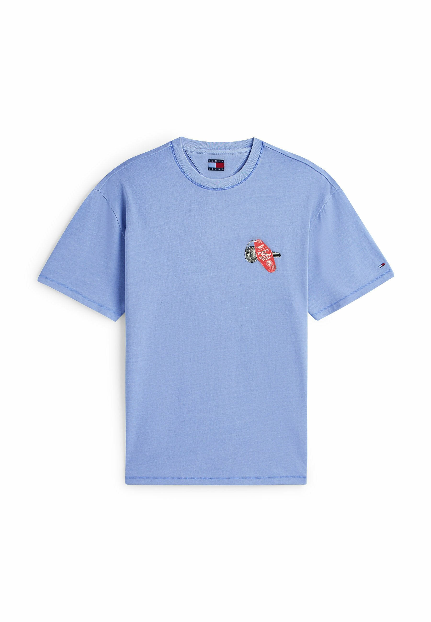 Hellblaues Baumwoll-T-Shirt mit kurzen Ärmeln, ausgestattet mit einem kleinen Grafikdesign eines Mikrofons, umrahmt von einem roten Etikett auf der linken Brust.