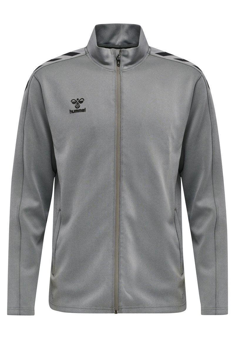 Grau zip-up Jacke mit hohem Kragen, schwarzem Logo auf der linken Brust und schwarzen Streifen auf den Schultern. Hergestellt aus glattem Material.
