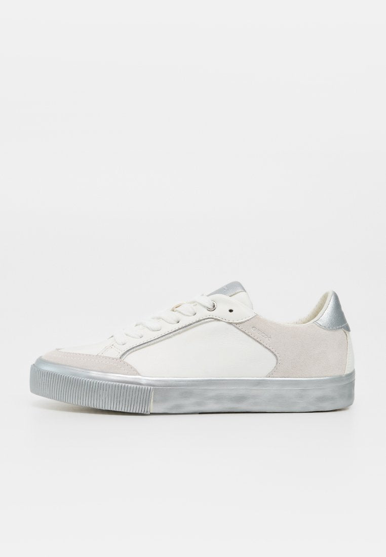 Weißer Sneaker mit niedrigem Schaft, silbernen Akzenten, Schnürung und strukturierter Gummisohle, von der Außenseite vor schlichtem Hintergrund gezeigt.