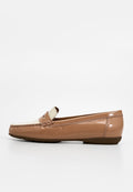 Lackleder-Flachslipper in Beige und Creme mit Steppnähten und niedrigem Gumm Absatz, seitlich dargestellt.