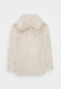 Faux-Fur-Mantel in Off-White mit einer weichen, flauschigen Textur und einem breiten Kragen. Verfügt über einen geraden Schnitt und eine verdeckte Frontverschluss.