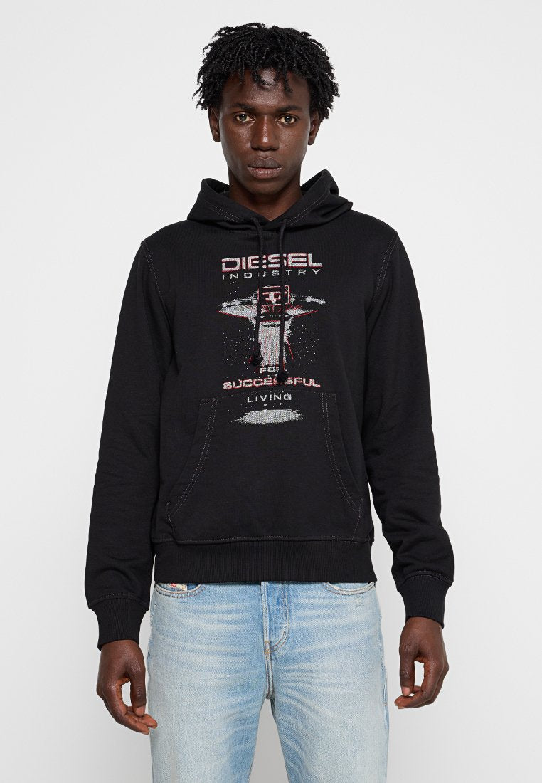 Schwarzer Hoodie aus Baumwolle, mit grafischem Druck auf der Vorderseite, Kapuze mit Kordelzug und einer Kängurutasche. Kombiniert mit hellblauen Jeans.