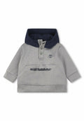 Grauer Kapuzenpullover mit einem marineblauen gerippten Kragen, Knopfleiste und einer Kängurutasche. Weicher Stoff mit strukturiertem Erscheinungsbild und Logo-Detail.