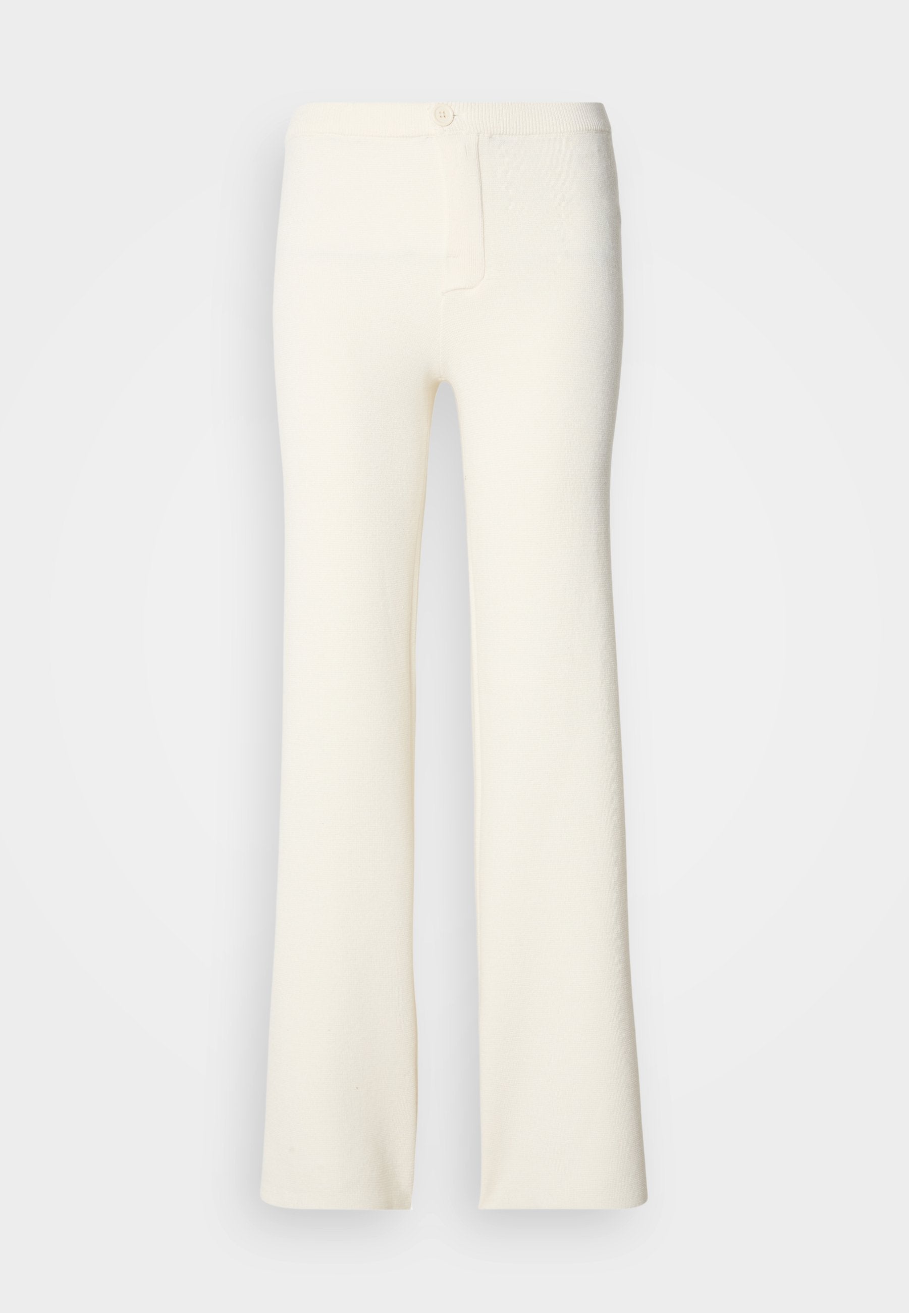 Cremefarbene, ausgestellte Hose aus einem weichen Stoff; mit Knopfverschluss und glatter Oberfläche; taillierte Passform.