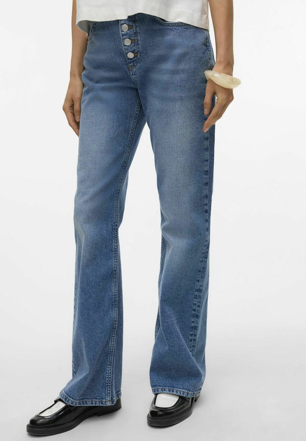 Vero Moda Flared fit AWEMILY High rise Mom - Flared Jeans - medium blue denim
