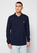 Marineblaue Langarm-Polohemd aus weichem Stoff, mit klassischem Kragen, Dreiknopfleiste und kleinem Emblem auf der linken Brust.