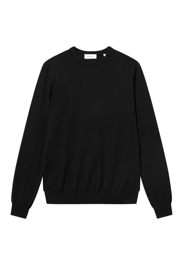 Schwarzer Pullover aus weichem Stoff, mit Rundhalsausschnitt und gerippten Bündchen sowie Saum, und einem minimalistischen Logodetail auf der Brust.