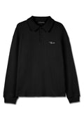 Schwarzes Langarm-Polohemd mit Waffelstruktur, Drei-Knopf-Leiste und einem kleinen weißen Logo auf der Brust.