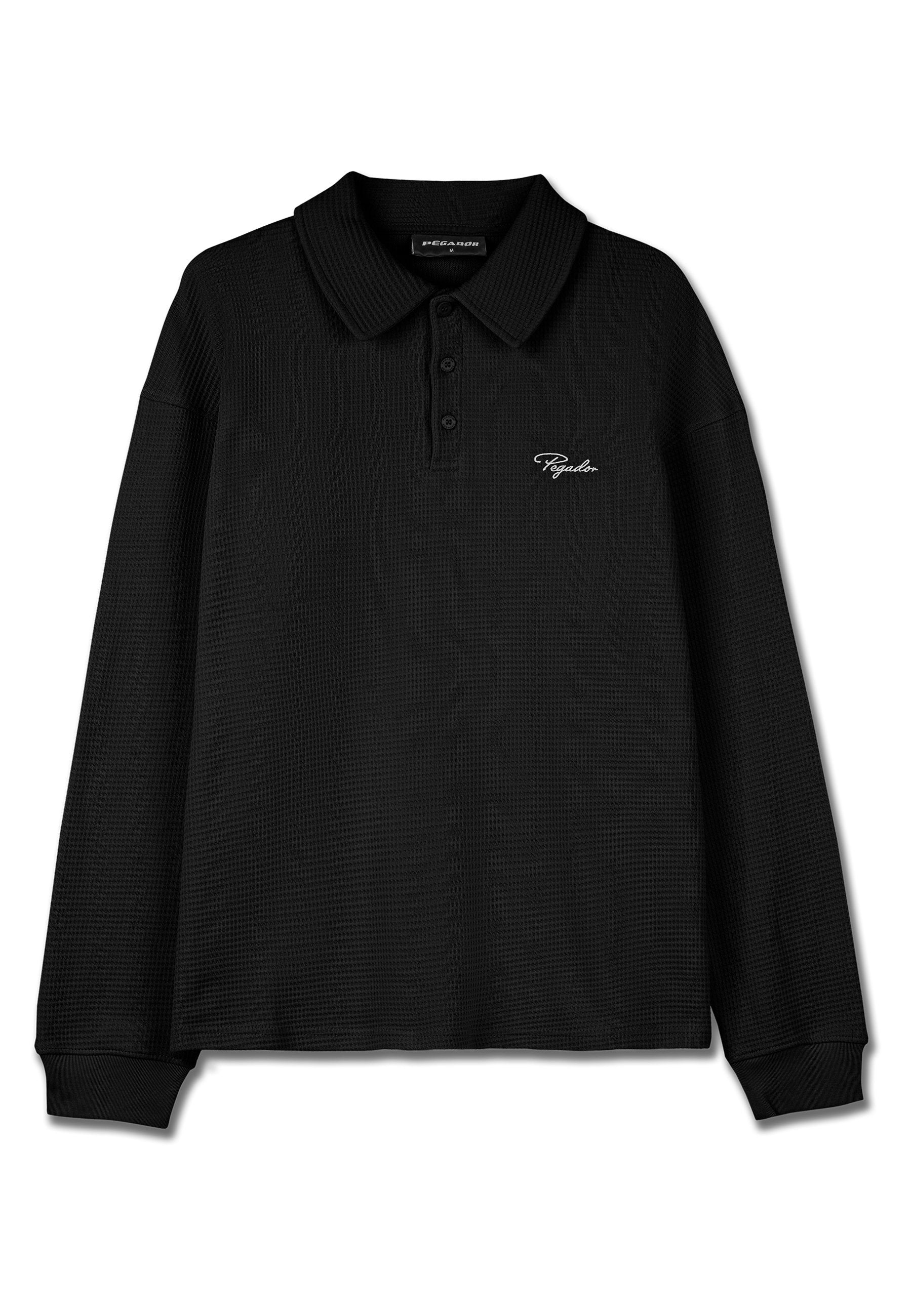 Schwarzes Langarm-Polohemd mit Waffelstruktur, Drei-Knopf-Leiste und einem kleinen weißen Logo auf der Brust.