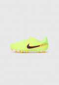 Neon-gelbe Fußballschuhe mit schwarzem Nike-Logo, orangen Akzenten, strukturiertem Obermaterial, Schnürverschluss und sechs eckigen Stollen für Traktion.
