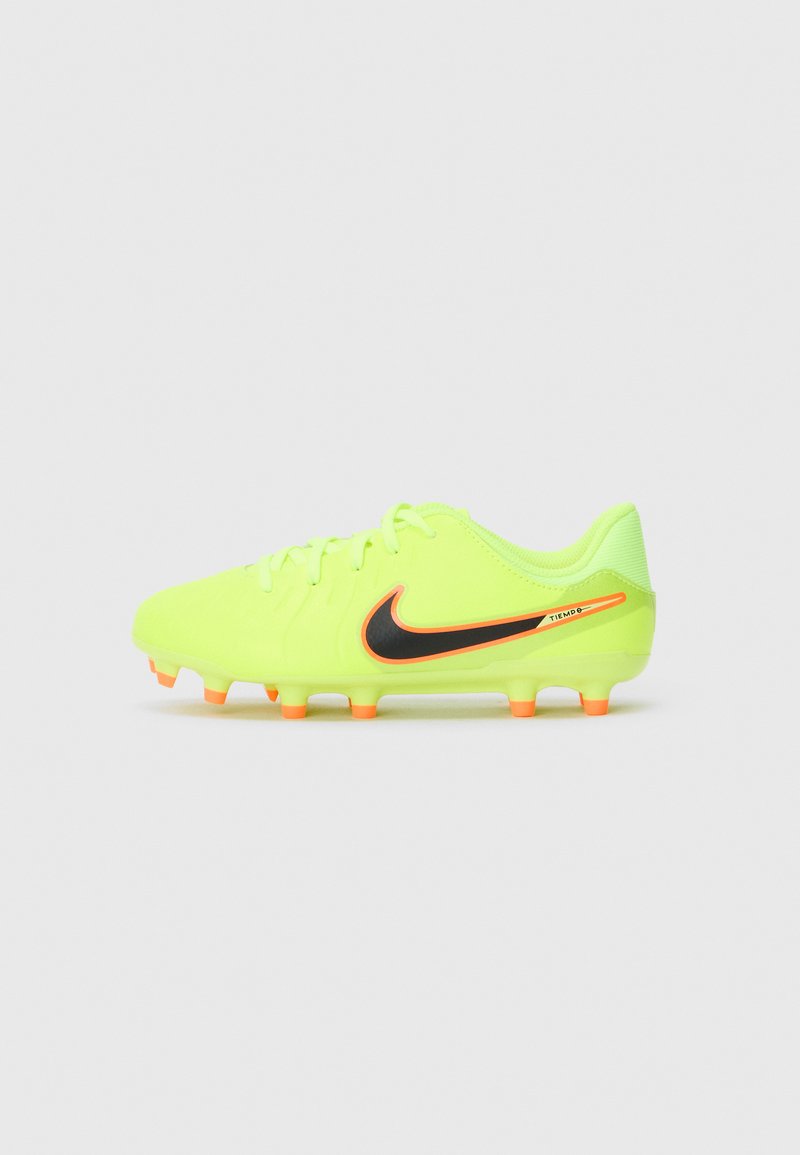 Neon-gelbe Fußballschuhe mit schwarzem Nike-Logo, orangen Akzenten, strukturiertem Obermaterial, Schnürverschluss und sechs eckigen Stollen für Traktion.