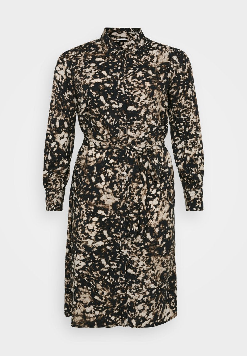 Langärmliges, mit Gürtel versehenes Kleid in einem schwarzen und beigen abstrakten Muster. Hemdkragen, gerade geschnitten und aus weichem, leichtem Stoff.