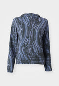 Herren-Jacke mit Kapuze in Schwarz und Blau mit Marmormuster, langen Ärmeln, Frontreißverschluss und subtilen Nike-Logo auf der Brust, vor weißem Hintergrund.