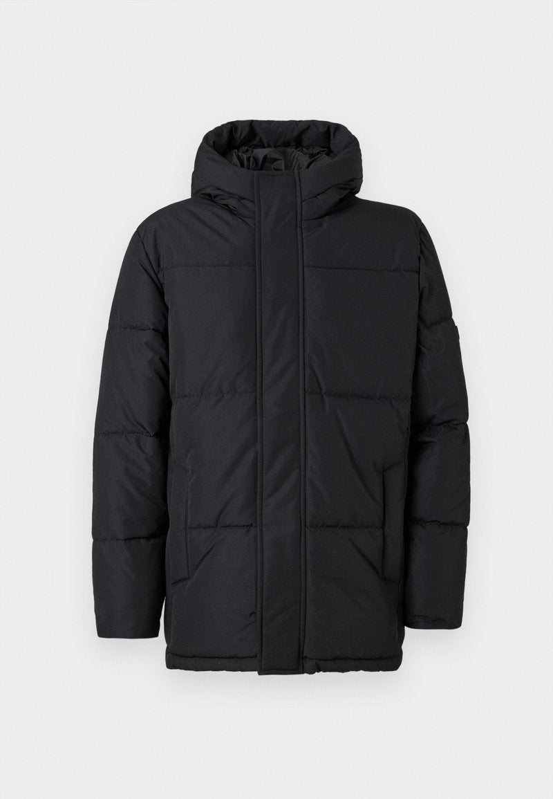 Schwarze Puffjacke mit Kapuze, mit einem gesteppten Design, Frontreißverschluss und langen Ärmeln. Glatte Textur, isoliert für Wärme.
