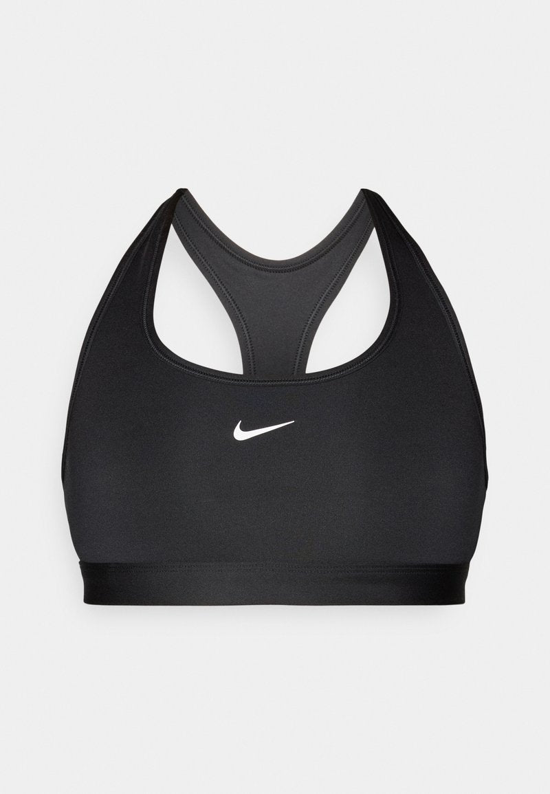 Schwarzer Sport-BH mit Racerback-Design, gefertigt aus einem glatten, dehnbaren Stoff. Mit einem weißen Nike-Logo auf der Vorderseite und einem breiten unteren Bund.