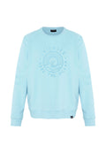 Hellblauer Sweatshirt mit langen Ärmeln, rundem Wellen- und Sonnenlogo, Schriftzug "CHIEMSEE MBRC THE OCEAN" vorne, gerippte Bündchen und Saum.