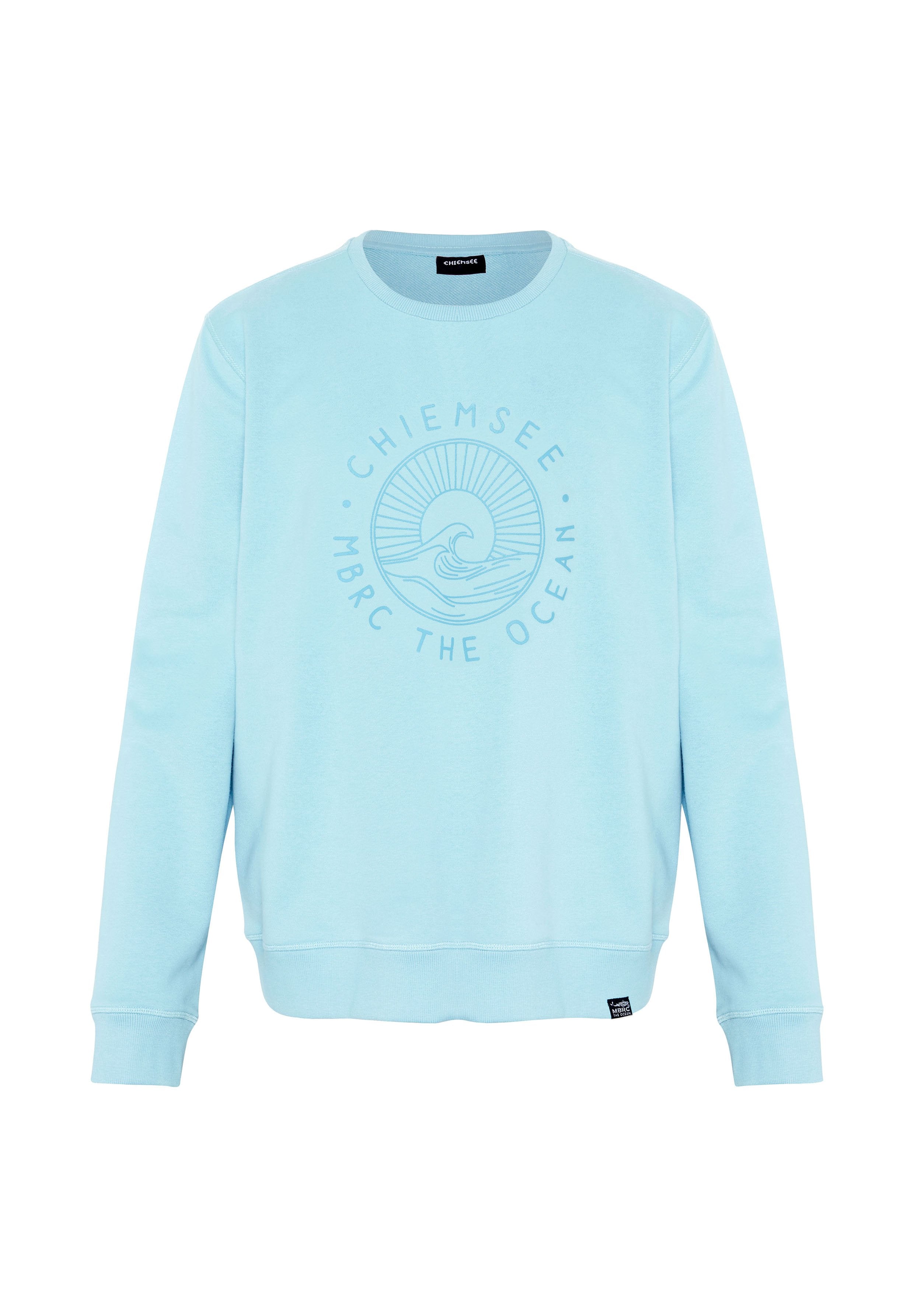 Hellblauer Sweatshirt mit langen Ärmeln, rundem Wellen- und Sonnenlogo, Schriftzug "CHIEMSEE MBRC THE OCEAN" vorne, gerippte Bündchen und Saum.