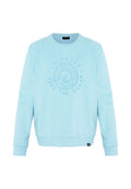 Hellblauer Sweatshirt mit langen Ärmeln, rundem Wellen- und Sonnenlogo, Schriftzug "CHIEMSEE MBRC THE OCEAN" vorne, gerippte Bündchen und Saum.