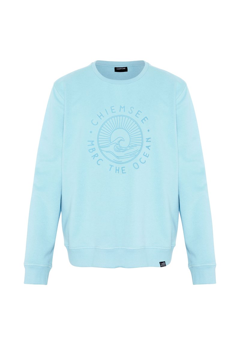 Hellblauer Sweatshirt mit langen Ärmeln, rundem Wellen- und Sonnenlogo, Schriftzug "CHIEMSEE MBRC THE OCEAN" vorne, gerippte Bündchen und Saum.